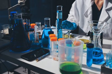 Bilimadamı laboratuarda tıbbi örnekleri mikro plakaya yerleştiriyor.