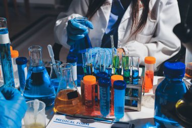 Bilimadamı laboratuarda tıbbi örnekleri mikro plakaya yerleştiriyor.