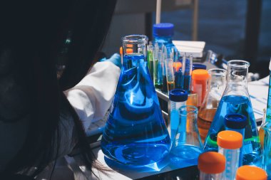 Bilimadamı laboratuarda tıbbi örnekleri mikro plakaya yerleştiriyor.