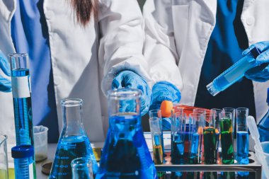 Bilimadamı laboratuarda tıbbi örnekleri mikro plakaya yerleştiriyor.