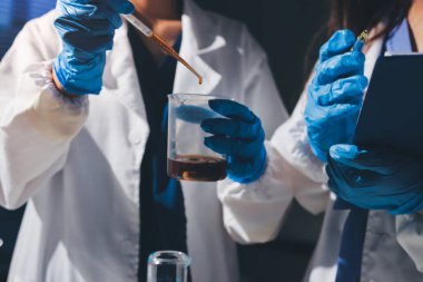 Bilimadamı laboratuarda tıbbi örnekleri mikro plakaya yerleştiriyor.