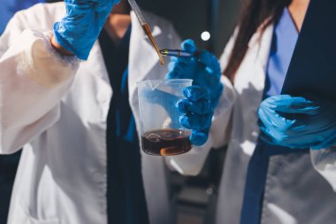 Bilimadamı laboratuarda tıbbi örnekleri mikro plakaya yerleştiriyor.