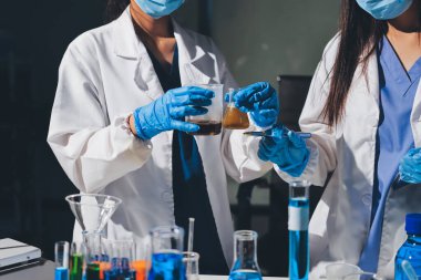 Bilimadamı laboratuarda tıbbi örnekleri mikro plakaya yerleştiriyor.