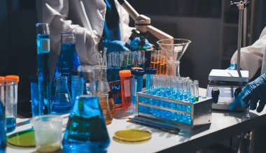 Bilimadamı laboratuarda tıbbi örnekleri mikro plakaya yerleştiriyor.