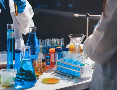 Bilimadamı laboratuarda tıbbi örnekleri mikro plakaya yerleştiriyor.