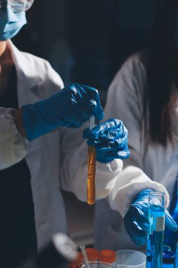 Bilimadamı laboratuarda tıbbi örnekleri mikro plakaya yerleştiriyor.