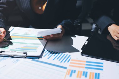 Verileri analiz eden iki iş adamı