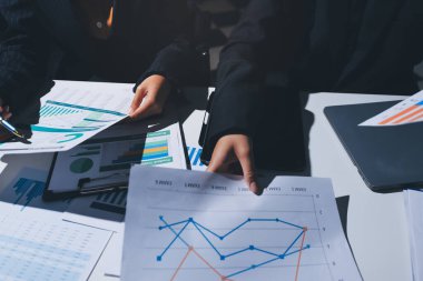 Verileri analiz eden iki iş adamı