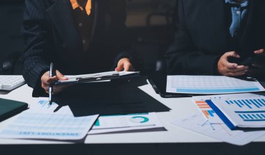 Verileri analiz eden iki iş adamı