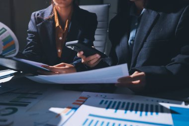 Verileri analiz eden iki iş adamı