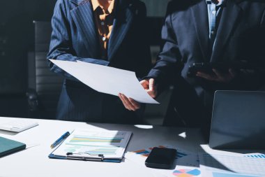 Verileri analiz eden iki iş adamı