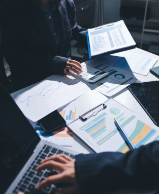 Finans veri harcamaları belgesi üzerinde çalışan bir grup iş kadını.