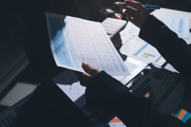 Finans veri harcamaları belgesi üzerinde çalışan bir grup iş kadını.