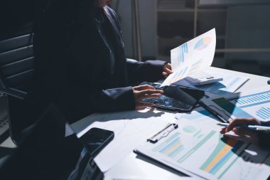 Finans veri harcamaları belgesi üzerinde çalışan bir grup iş kadını.