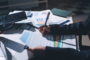 Finans veri harcamaları belgesi üzerinde çalışan bir grup iş kadını.