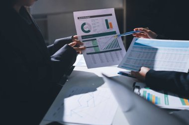 Finans veri harcamaları belgesi üzerinde çalışan bir grup iş kadını.