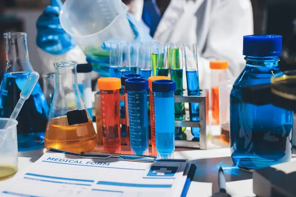 Bilimadamı laboratuarda tıbbi örnekleri mikro plakaya yerleştiriyor.