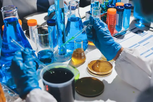 Bilimadamı laboratuarda tıbbi örnekleri mikro plakaya yerleştiriyor.