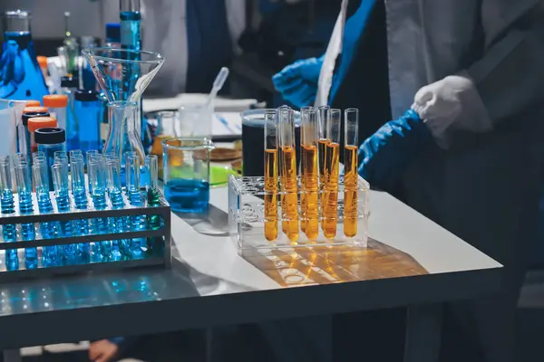 Bilimadamı laboratuarda tıbbi örnekleri mikro plakaya yerleştiriyor.