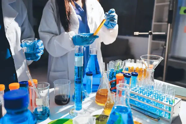 Bilimadamı laboratuarda tıbbi örnekleri mikro plakaya yerleştiriyor.