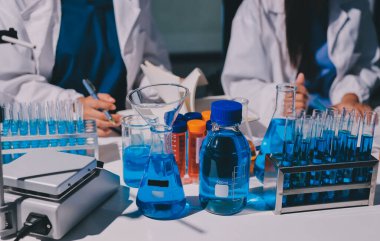 Bilimadamı laboratuarda tıbbi örnekleri mikro plakaya yerleştiriyor.