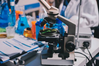 Bilimadamı laboratuarda tıbbi örnekleri mikro plakaya yerleştiriyor.