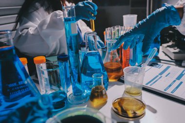 Bilimadamı laboratuarda tıbbi örnekleri mikro plakaya yerleştiriyor.