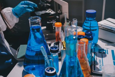 Bilimadamı laboratuarda tıbbi örnekleri mikro plakaya yerleştiriyor.