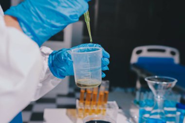 Bilimadamı laboratuarda tıbbi örnekleri mikro plakaya yerleştiriyor.