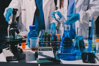 Bilimadamı laboratuarda tıbbi örnekleri mikro plakaya yerleştiriyor.