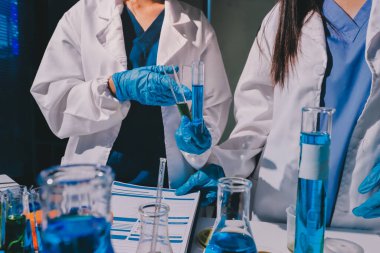 Bilimadamı laboratuarda tıbbi örnekleri mikro plakaya yerleştiriyor.