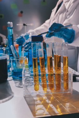 Bilimadamı laboratuarda tıbbi örnekleri mikro plakaya yerleştiriyor.