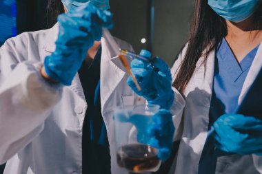 Bilimadamı laboratuarda tıbbi örnekleri mikro plakaya yerleştiriyor.