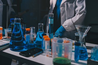 Bilimadamı laboratuarda tıbbi örnekleri mikro plakaya yerleştiriyor.