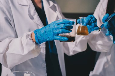 Bilimadamı laboratuarda tıbbi örnekleri mikro plakaya yerleştiriyor.