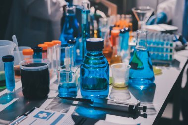 Bilimadamı laboratuarda tıbbi örnekleri mikro plakaya yerleştiriyor.