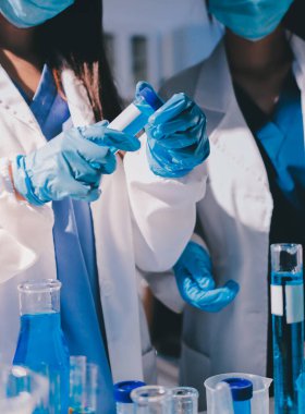 Bilimadamı laboratuarda tıbbi örnekleri mikro plakaya yerleştiriyor.