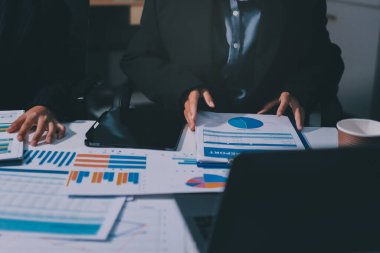 Verileri analiz eden iki iş adamı