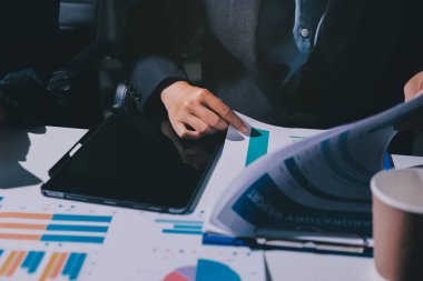 Verileri analiz eden iki iş adamı