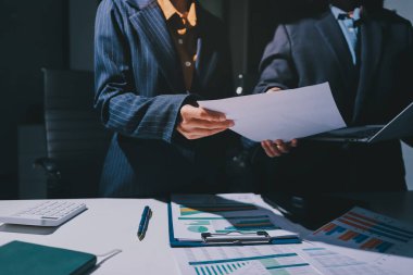 Verileri analiz eden iki iş adamı