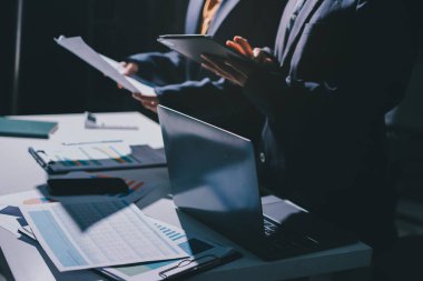 Verileri analiz eden iki iş adamı