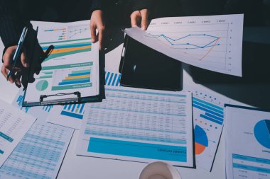 Verileri analiz eden iki iş adamı