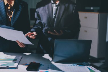 Verileri analiz eden iki iş adamı