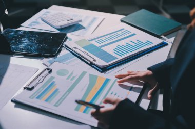 Finans veri harcamaları belgesi üzerinde çalışan bir grup iş kadını.