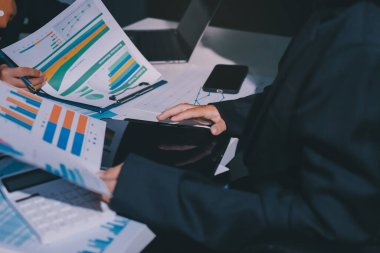 Finans veri harcamaları belgesi üzerinde çalışan bir grup iş kadını.