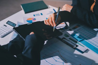 Finans veri harcamaları belgesi üzerinde çalışan bir grup iş kadını.