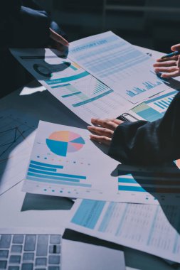 Finans veri harcamaları belgesi üzerinde çalışan bir grup iş kadını.