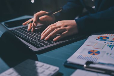 Uzman kadın Asyalı kadınlar idari hesap maliyetli veri numaralarını gözden geçirirler vergi denetleme bürosunda aylık gerçek maliyet varyansı raporu hazırlarlar. ESG tablo bütçe denetimi ERP süreci servis projesi.