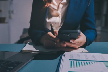 Uzman kadın Asyalı kadınlar idari hesap maliyetli veri numaralarını gözden geçirirler vergi denetleme bürosunda aylık gerçek maliyet varyansı raporu hazırlarlar. ESG tablo bütçe denetimi ERP süreci servis projesi.