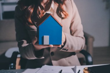 Bayan Emlak Komisyoncusu sunar ve önerilir